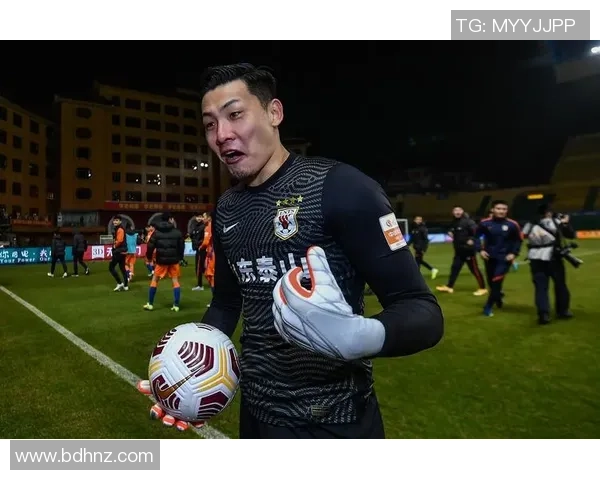 王大雷与足球明星同框合影展现运动激情与友谊的瞬间