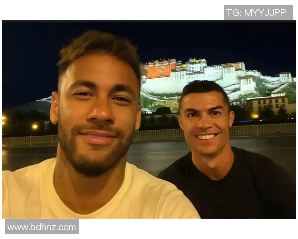 足球明星齐聚拼图盛宴展现球场魅力与团结精神的精彩瞬间